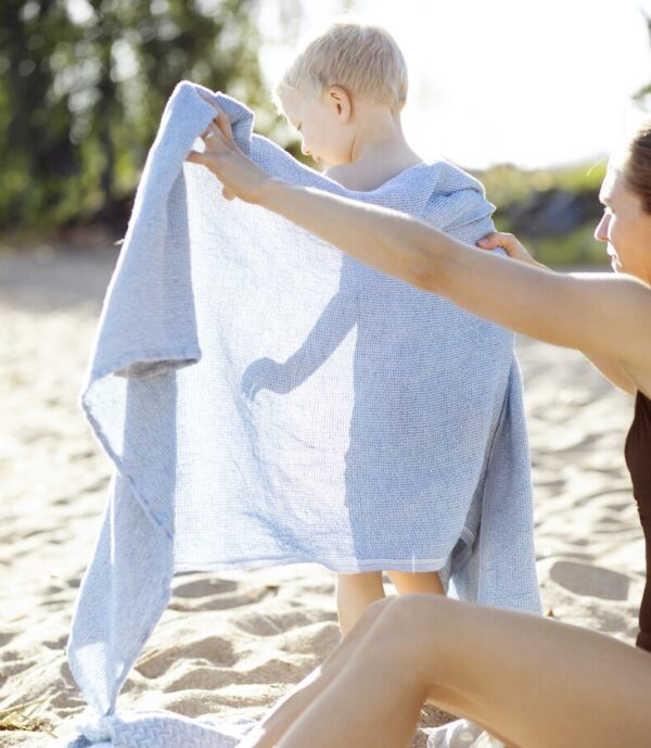 lapuan_kankurit_lehti_towel_white-blue_and_terva_towel_white-blue_3_kopio